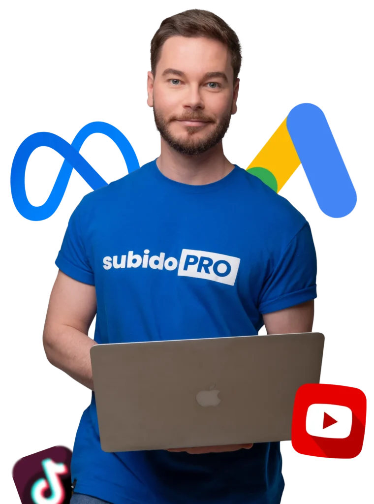 Dan Vandrese, estrategista de marketing digital, trabalhando em seu computador com anúncios online, redes sociais e planejamento