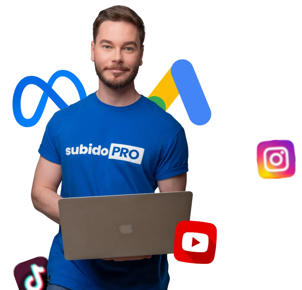 Dan Vandrese, estrategista de marketing digital, trabalhando em seu computador com anúncios online, redes sociais e planejamento